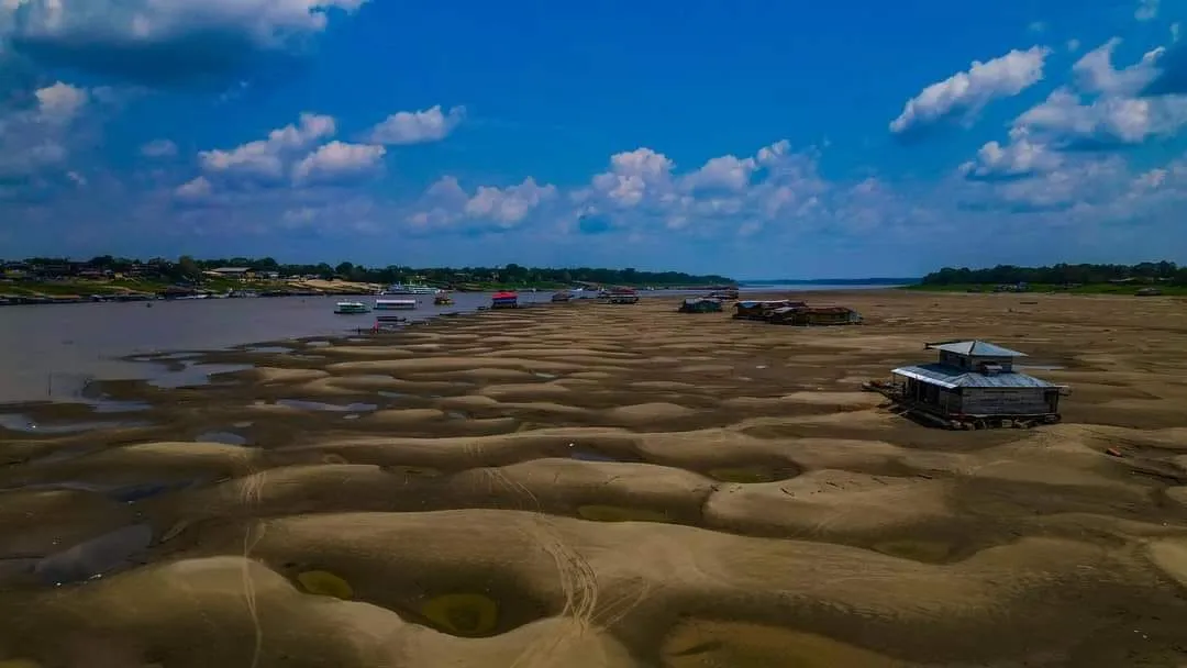 Bancos de arena del río Amazonas durante la época seca
