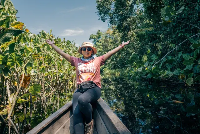 Turistas en kayak por un canal de la selva amazónica