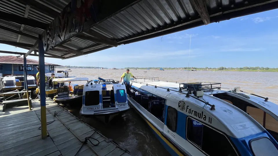 Muelle techado del puerto de Leticia con lanchas rápidas sobre el río Amazonas