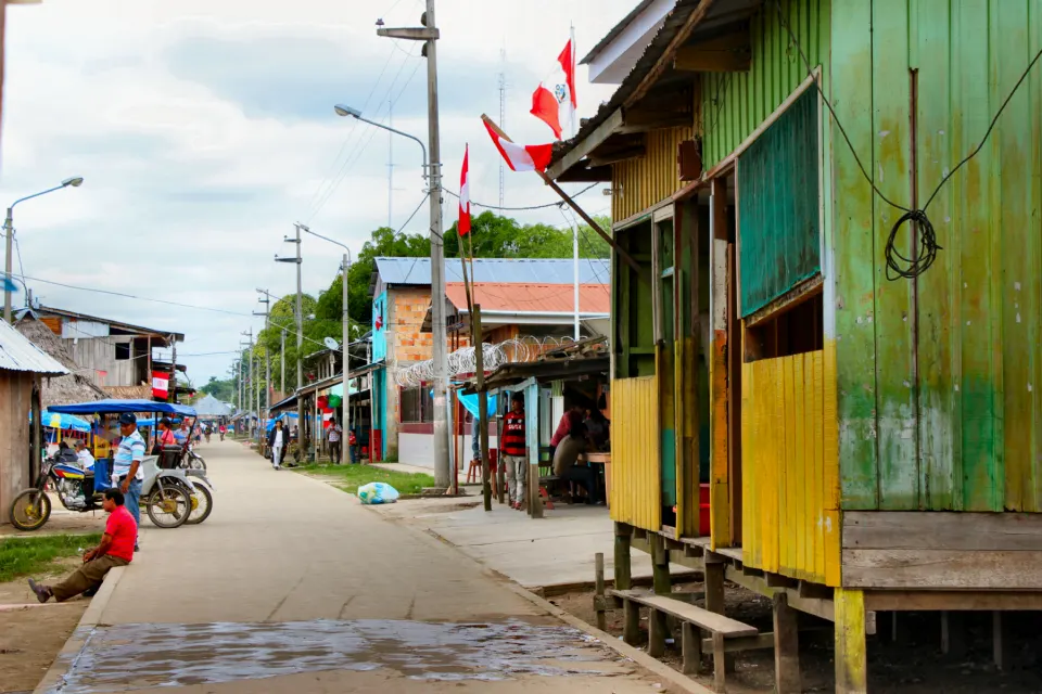 Calle de la isla de Santa Rosa, Perú, con casas de madera de colores