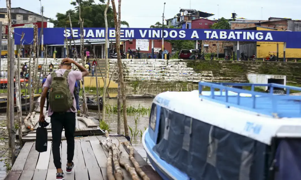 Muelle de Tabatinga con el letrero «Sejam bem vindos a Tabatinga» y una lancha azul